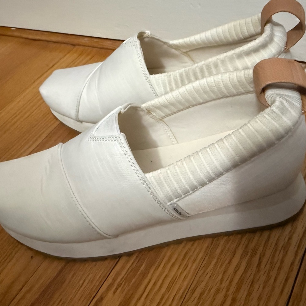 Slip-On Toms Women's Sneakers in Cream